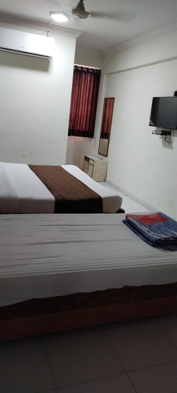Hotel Runway Inn أحمد أباد الغرفة الصورة